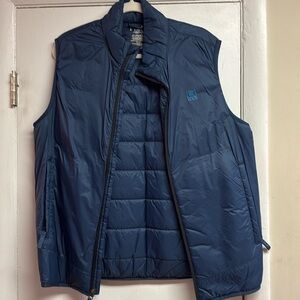 Huk NWT insulated vest blue Med